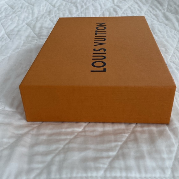 Louis Vuitton gift box SET includes box, original tissue paper, ribbon,and card - Picture 6 of 11